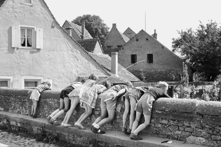Perfekt eingefangen: Kinder angeln Mitte der 1950er-Jahre auf der Sonnenbr&uuml;cke in der Altstadt.