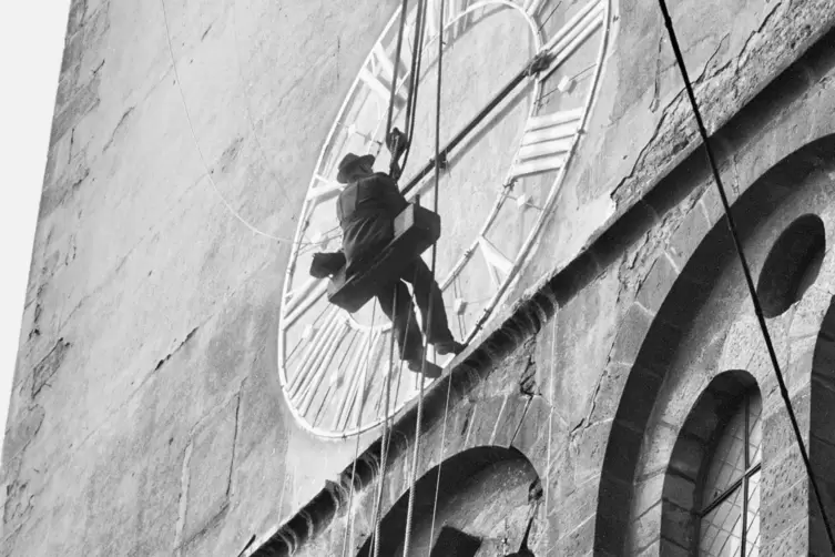 Es wird Zeit: Die Altp&ouml;rtel-Uhr wird in den 1950ern saniert. 