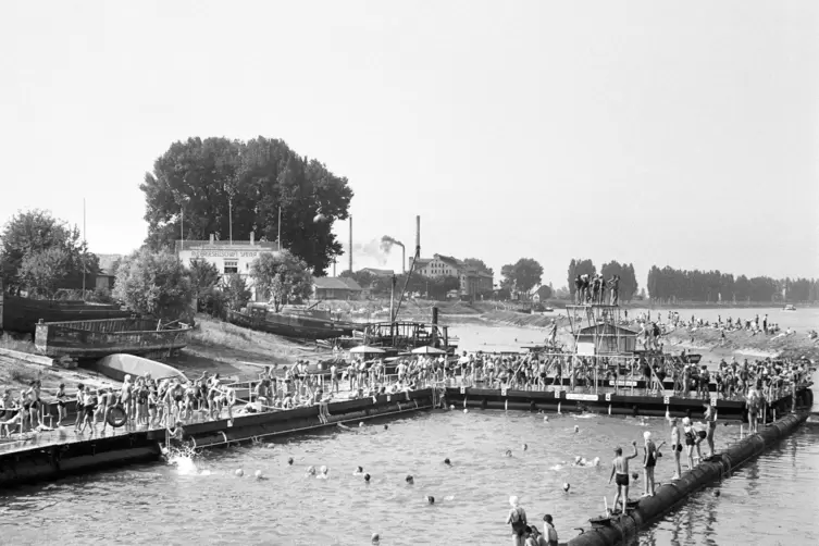 R(hein) ins Wasser: Badeanstalt im Hafen im Jahr 1948.