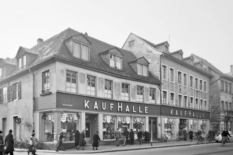 L&auml;ngst Geschichte: fr&uuml;here Kaufhalle Anfang der 1950er-Jahre.