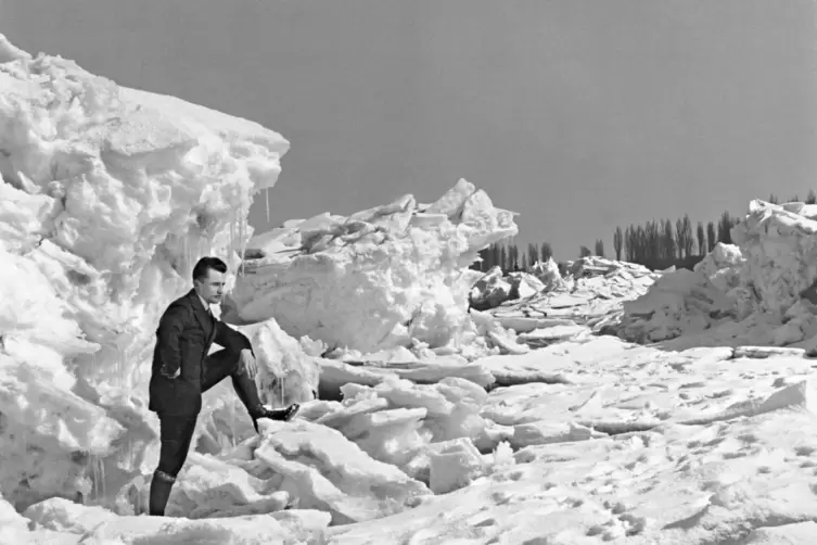 Eiskalt: Willi Fix auf dem zugefrorenen Rhein im Winter 1928/29.