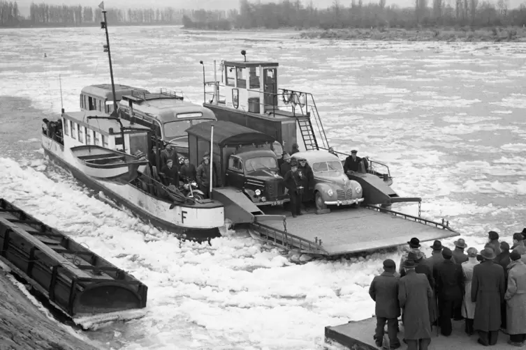 Vor dem Br&uuml;ckenbau: F&auml;hre legt im Winter 1952 in Speyer an.