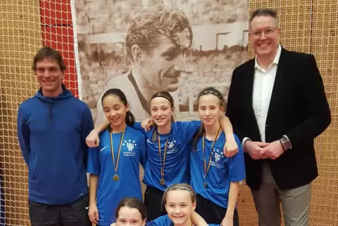 Stiftungschef Alexander Schweitzer (rechts) mit den siegreichen Mädchen des Kaiserslauerer Heinrich-Heine-Gymnasium und ihrem Be