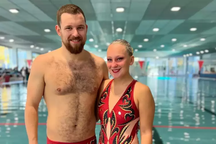 Die Synchronschwimmer des SK Kaiserslautern: Darleen Coressel und Lukas Vollrath.