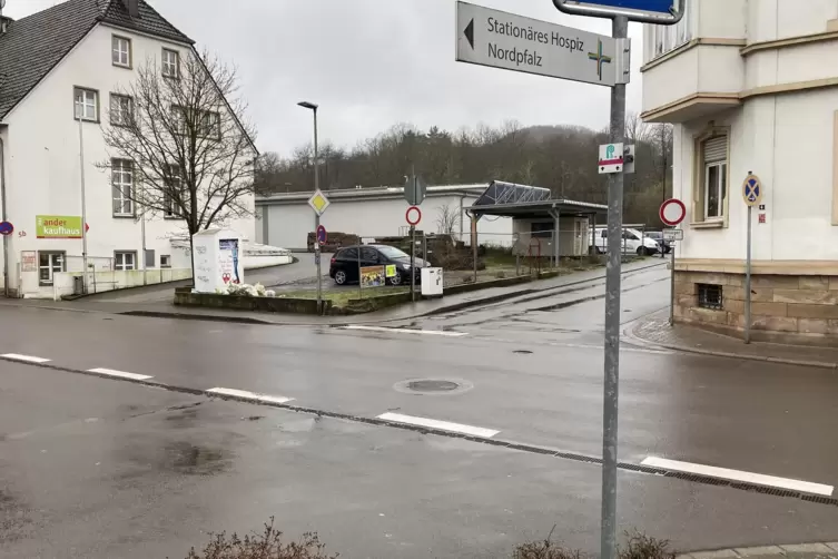 An der Ausfahrt Bahnhofstra&szlig;e (Fl&auml;che hinter dem gelben Vorfahrtsstra&szlig;enschild) soll eine weitere Tafel aufgestellt werden. 