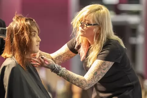  Friseurin Daniela Vogel präsentiert an ihrem Model Tina die neuesten Haartrends für den Sommer 2024.