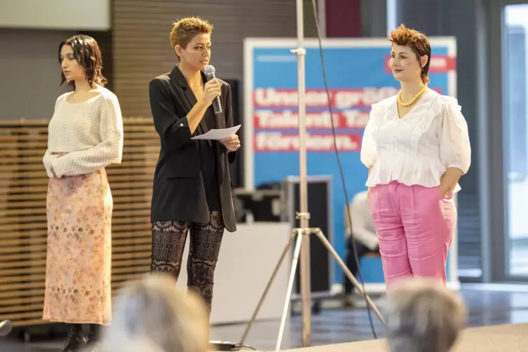 Auf dem Laufsteg prasentieren die Models das Zusammenspiel von Make-up, Frisur und Mode. 