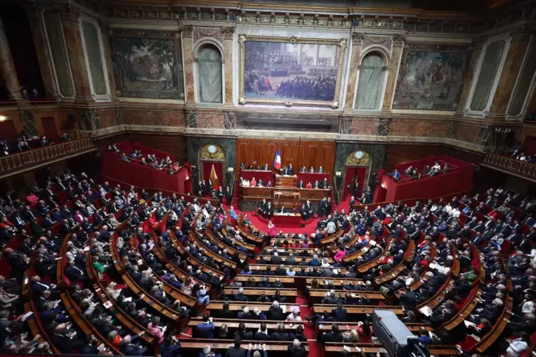 Der Kongress von Versailles entscheidet über Verfassungsänderungen.