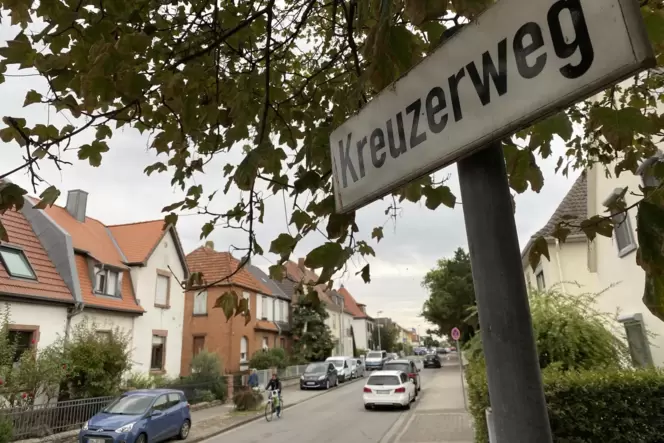 Hier müssen sich Autofahrer künftig unterordnen: Der Grünstadter Kreuzerweg wird Fahrradstraße und bekommt damit auch Vorfahrt g