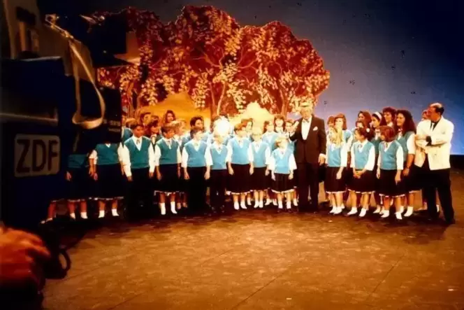 Die Rosenkinder in den frühen 90ern mit Dieter Thomas Heck (im schwarzen Anzug) beim ZDF. Tina Heim ist das zweite Mädchen von l