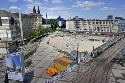 Seit Jahren ein Politikum: die „Metropol“-Baugrube am Berliner Blatz.