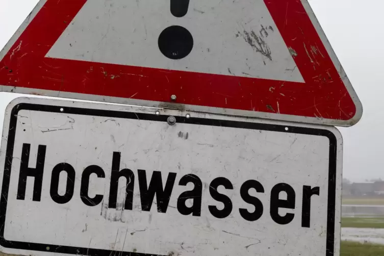 Die Verrohrung am Schallodenbacher Sportplatz schafft es bei Starkregen nicht, all das Wasser aufzunehmen. Die Folge waren zulet