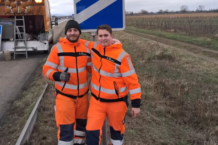 Die beiden Auszubildenden der Autobahnmeisterei . 