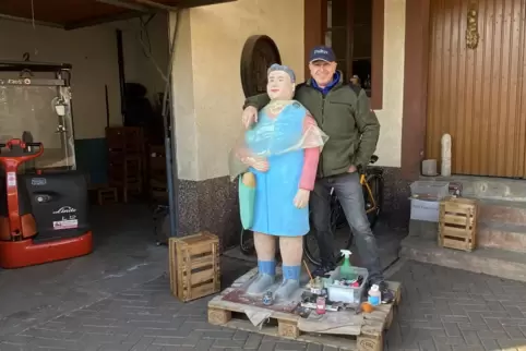 Der Kirrweilerer Reinhold Hagenbucher bestückt den Kunstpfad in seinem Heimatdorf in diesem Jahr mit zwei neuen Skulpturen – ein