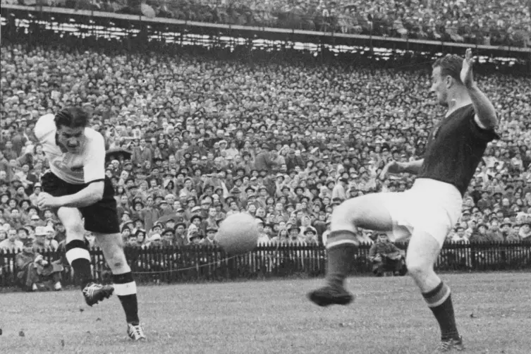 Ottmar Walter (links), hier im Zweikampf mit dem Ungarn Lantos, erzielte 1954 in fünf WM-Spielen vier Tore. 