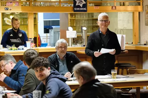 Schriftführer Werner Sebald (rechts) leitete die Sitzung.
