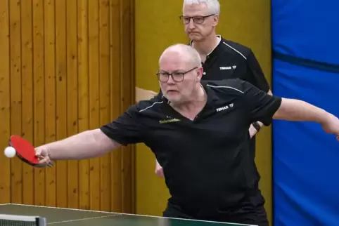 Spitzenspieler und Kapitän beim TTC Niederauerbach: Martin Gries (vorne), hinten Doppelpartner Jürgen Blinn.