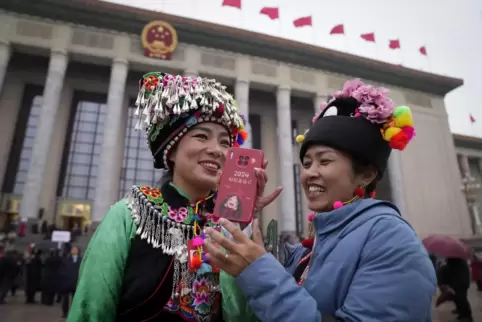 Gelegenheit für ein Selfie: Delegierte ethnischer Minderheiten vor der Großen Halle des Volkes in Peking.