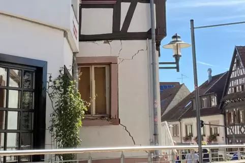 Das Fachwerkgebäude wurde durch die Sprengung stark beschädigt. 