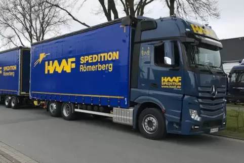 Nur ein Geschäftszweig: Neben den blauen Lastern gehören auch Logistikzentren zur Firmengruppe Haaf. 
