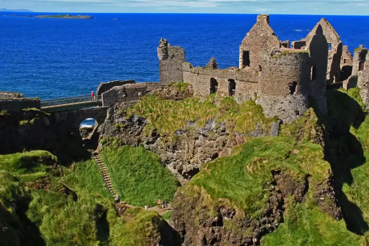 Dunluce Castle ist eine der größten Ruinen einer mittelalterlichen Burg in Irland. Es befindet sich auf einem Basaltfelsen an de