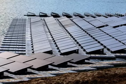 Auf der Schlicht bei Waldsee schon umgesetzt: eine schwimmende PV-Anlage. 