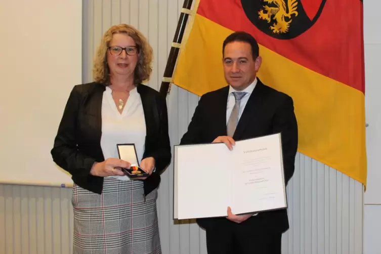 Andrea Hettmannsperger und SGD-Präsident Hannes Kopf bei der Übergabe der Landesverdienstmedaille am Montagabend.