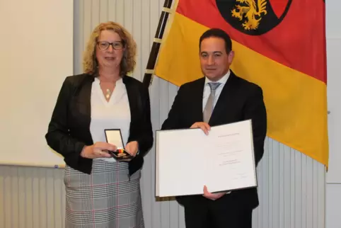 Andrea Hettmannsperger und SGD-Präsident Hannes Kopf bei der Übergabe der Landesverdienstmedaille am Montagabend.