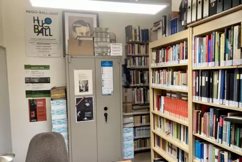 Auf wenigen Quadratmetern drängen sich über 6000 Sammlungsstücke der Hugo-Ball-Sammlung in einem Nebenzimmer der Stadtbücherei. 