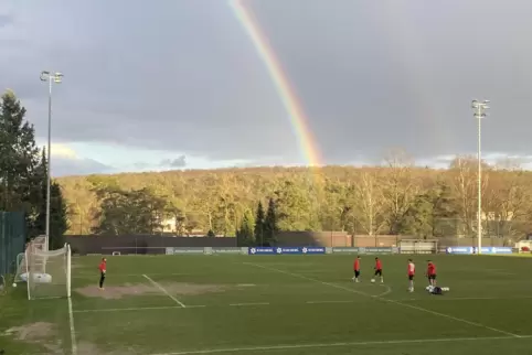 Ein Regenbogen als gutes Omen? Ein paar FCK-Spieler bei Torschussübungen nach dem offiziellen Ende der Trainingseinheit. 