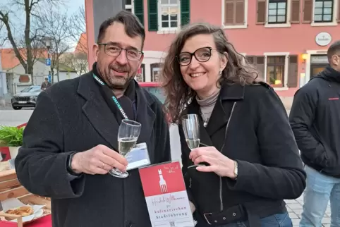 Sektempfang und Brezeln zur Begrüßung: Gästeführer Stefan Eckert und Veranstalterin Yvonne Graf. 