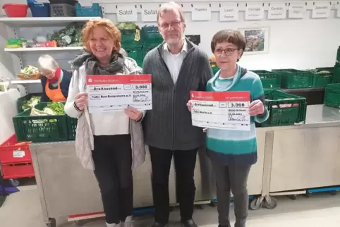 Mathilde David (links) und Uschi Bisanz freuen sich über den von Thomas Kirschenmann überreichten Spendenscheck.