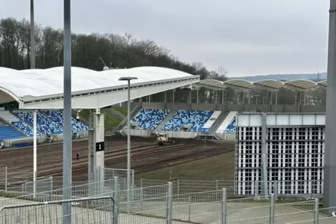 Kurz nach dem Pokal-Desaster wurde der gesamte Rasen im Ludwigspark ausgetauscht. Eine Übergangslösung. Im Sommer soll der Platz