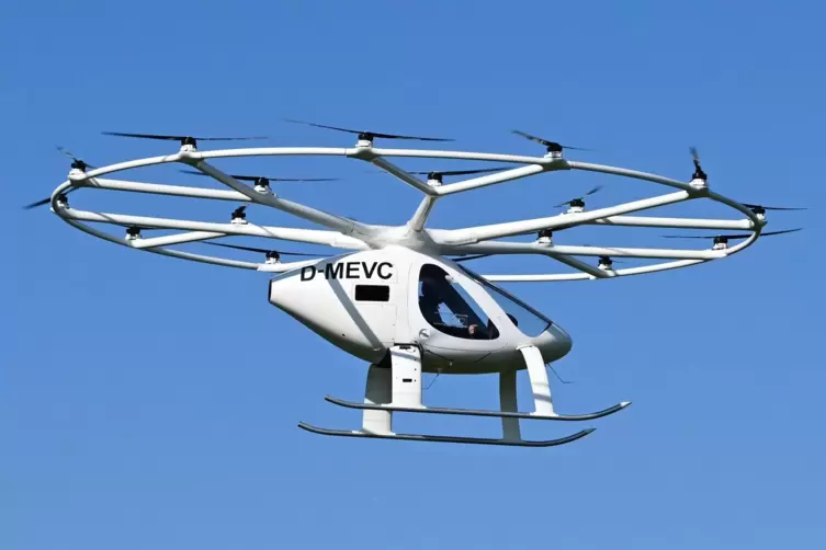 Pilotenausbildung kann beginnen: ein elektrisch angetriebenes Flugtaxi von Volocopter bei einem Demonstrationsflug.