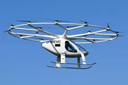 Pilotenausbildung kann beginnen: ein elektrisch angetriebenes Flugtaxi von Volocopter bei einem Demonstrationsflug.