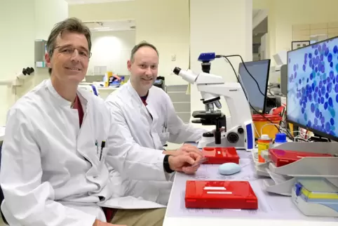 Am neuesten Mikroskop im Labor: Markus Munder (links) und Björn Jacobi. 