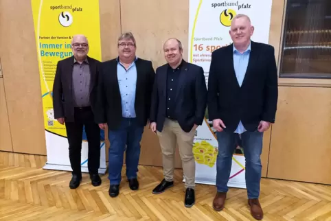 Von links nach rechts: Sportbund-Ehrenmitglied Hartmut Emrich, Stefan Göttel (Sportkreisvorsitzender), Sportbund-Vizepräsident T
