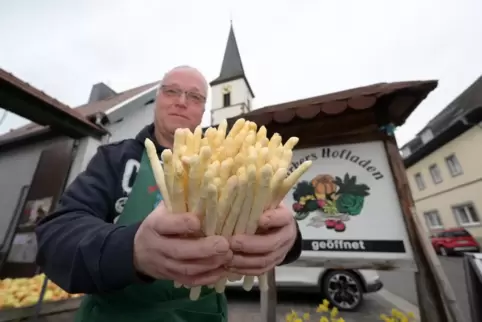 Hat seit Mittwoch den ersten Spargel aus heimischem Anbau im Angebot: Markus Zürker von Zürkers Hofladen in Dudenhofen.