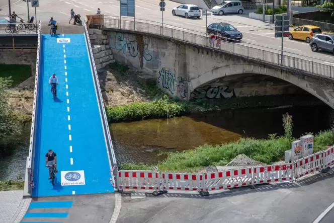 In Tübingen ist 2021 die Radbrücke Mitte in Betrieb genommen worden. Sie hat 1,7 Millionen Euro gekostet. Zwei weitere sollen fo In Tübingen ist 2021 die Radbrücke Mitte in Betrieb genommen worden. Sie hat 1,7 Millionen Euro gekostet. Zwei weitere sollen fo