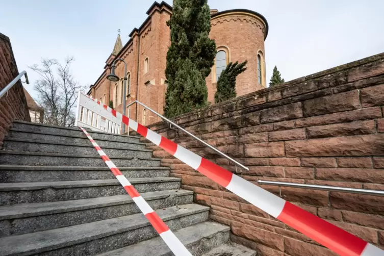 Abgesperrt: ein Teil der Treppe hinter der katholischen Kirche in Waldsee. 