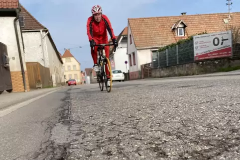 Die Neustadter Straße in Hochstadt sei für Radfahrer stellenweise sehr gefährlich, betont Reinhold Salm. 