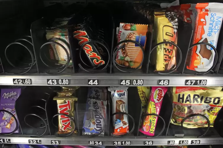 Aus dem Automaten: Süßigkeiten. 
