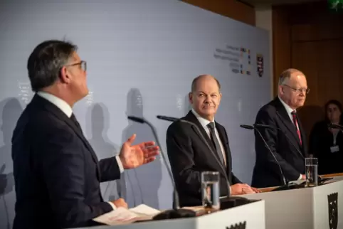 Boris Rhein (links), CDU-Ministerpräsident von Hessen, spricht neben Bundeskanzler Olaf Scholz (SPD) und Stephan Weil (SPD), Min