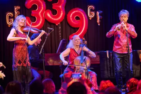 Mit der phänomenalen englischen Band Red Priest wurde im Club „Die Stadtmitte“ Händels 339. Geburtstag gefeiert.