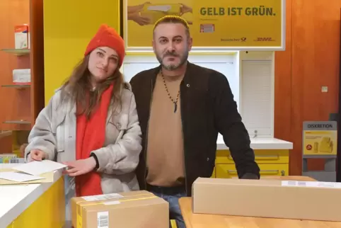 Freuen sich auf neue Post-Kunden: Elena Nachtigall und Firat Kilic. 