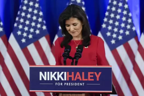 Nikki Haley, republikanische Präsidentschaftskandidatin und ehemalige UN-Botschafterin, spricht während einer Pressekonferenz. 