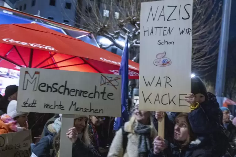 Gegen Rechtsextremismus demonstrieren Menschen seit Wochen in vielen Städten Deutschlands. Laut Statistik ist die politisch moti