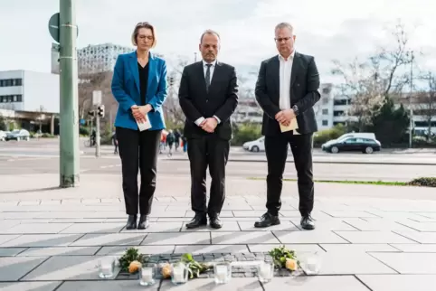 Gedenken an der Stolperschwelle für die NS-Opfer( v.l.): BASF-Vorstand Katja Scharpwinkel, Antisemitismusbeauftragter Felix Klei