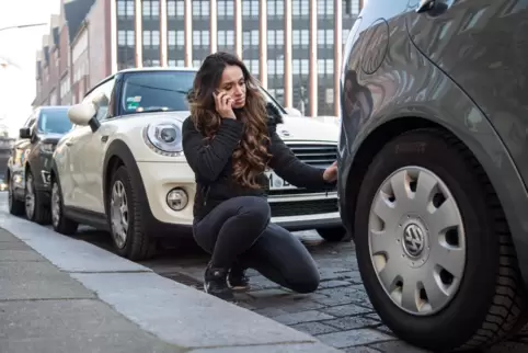 Auch wer nur eine kleine Schramme an einem anderen Auto verursacht, darf nicht ohne weiteres wegfahren.