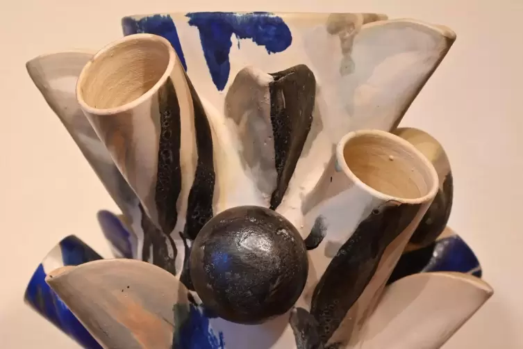 Keramische Arbeit: Vase mit vielen Öffnungen von 1994 (Ausschnitt).